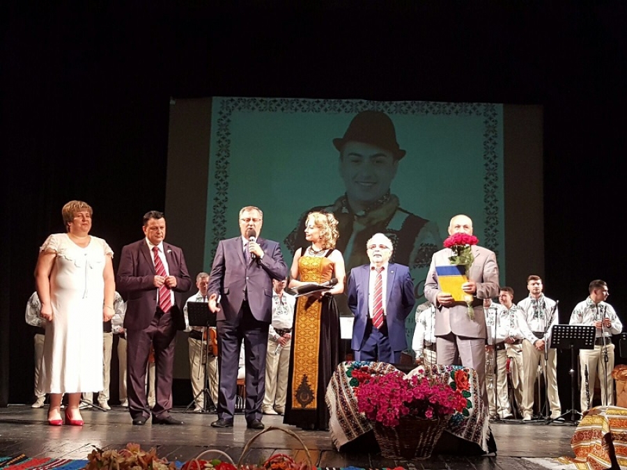 DANS, C&Acirc;NT ŞI LACRIMI DE BUCURIE LA CERNĂUŢI