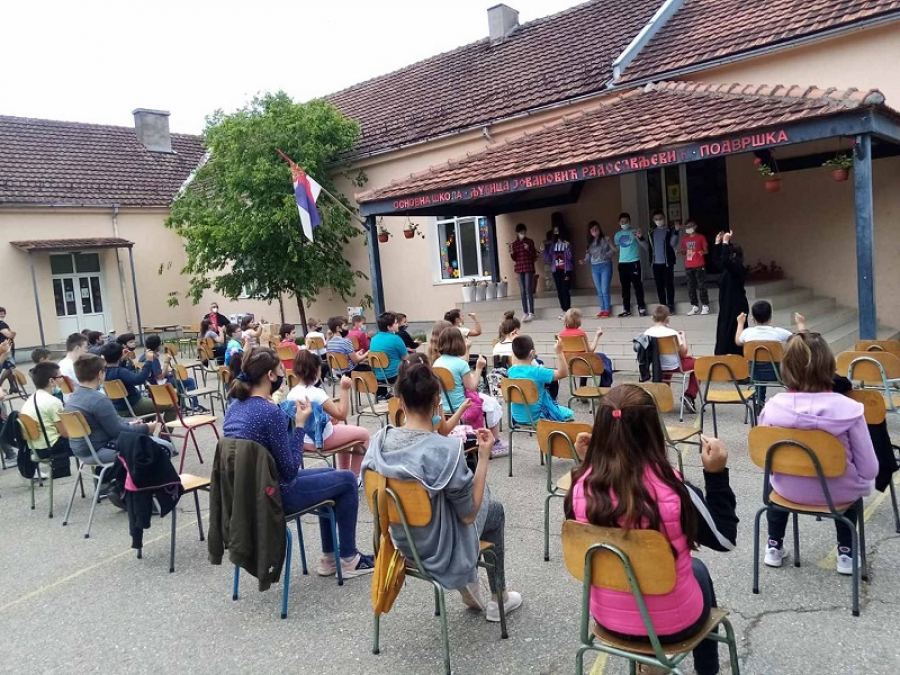 FLORILE ROM&Acirc;NISMULUI! 70 de copii rom&acirc;ni din Kladovo și Podvrșka au primit cărți și dicționare rom&acirc;nești