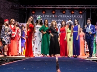 O rom&acirc;ncă din Italia crează rochii &icirc;n culorile tricolorului Rom&acirc;niei