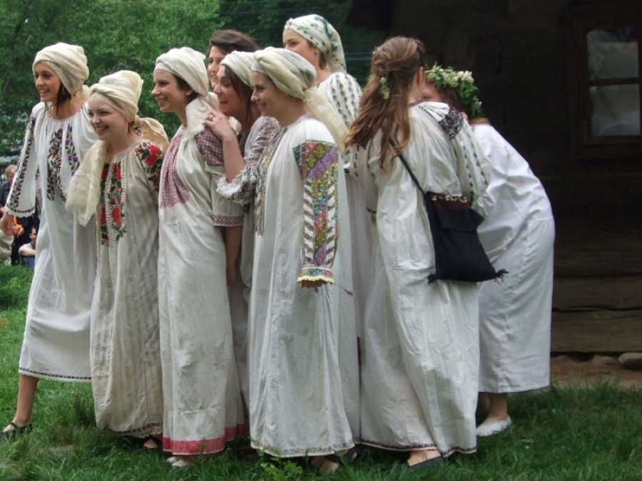 S&Acirc;NZIANA, SĂRBĂTOAREA IEI ROM&Acirc;NEȘTI