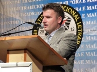 JETON KELMENDI - UN CĂLĂTOR &Icirc;NDRĂGOSTIT DE DEPĂRTĂRI
